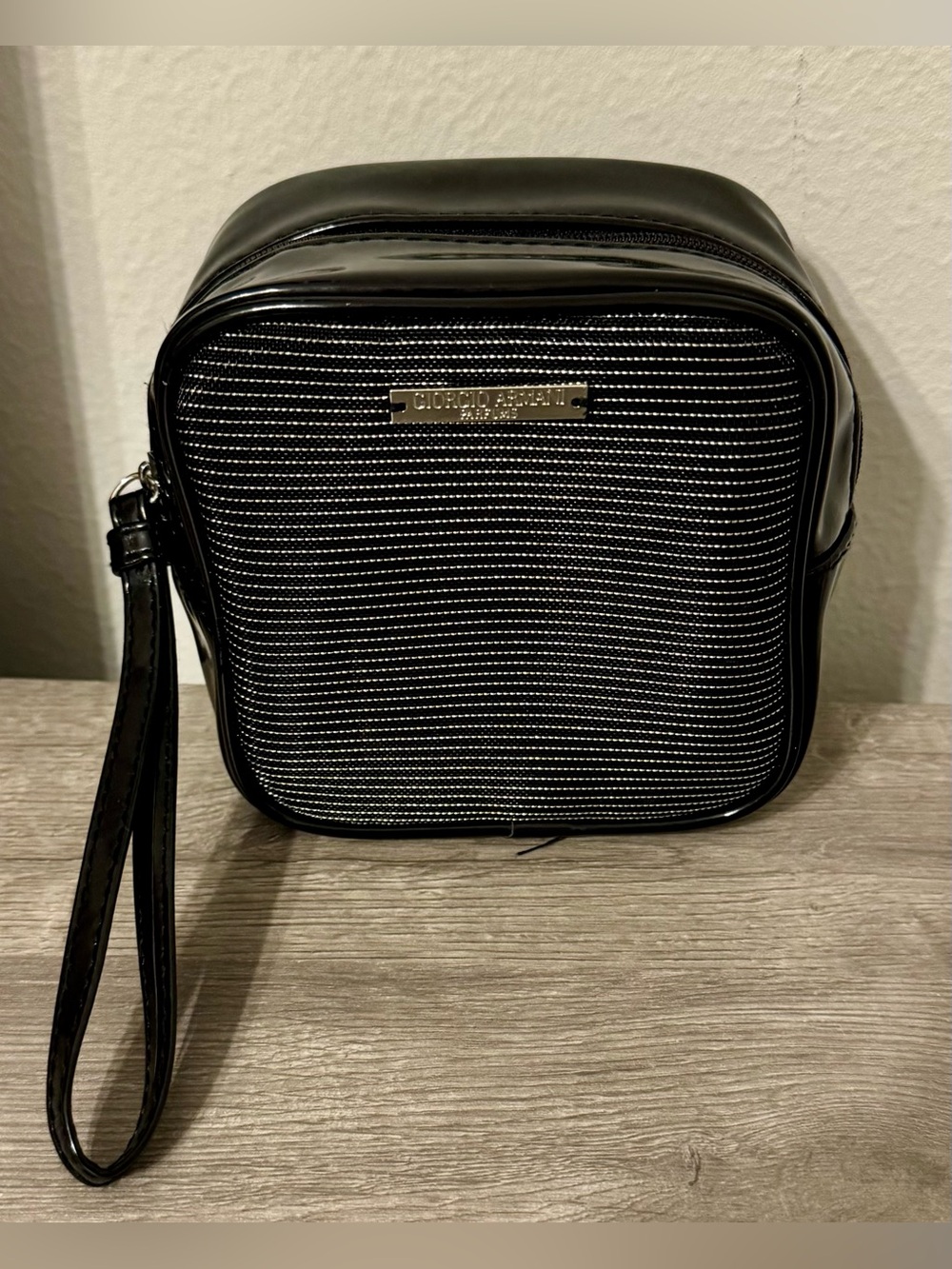 Giorgio Armani Parfums cosmetic clutch (authentic). A versatile model: it can be